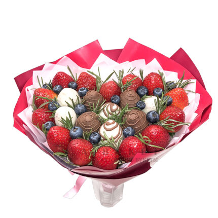 Букет из клубники с шоколадом и ягодами