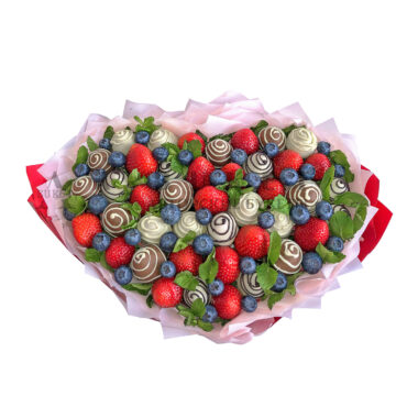 Букет из клубники с шоколадом и ягодами