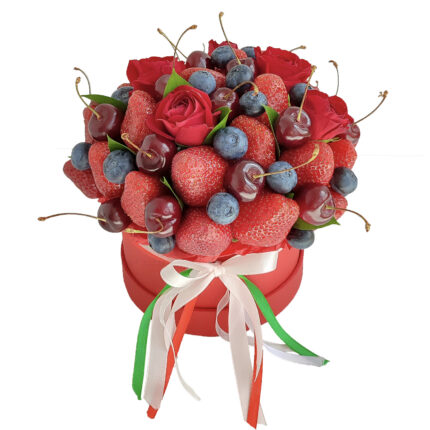 Съедобный ягодный букет с цветами в шляпной коробке